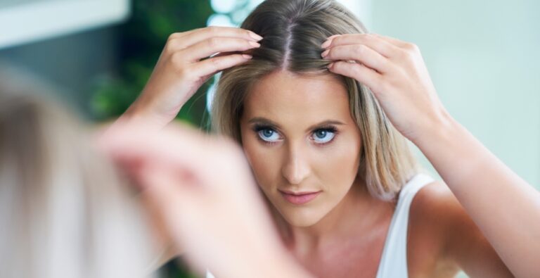 Alterações hormonais podem ser a causa da queda de cabelos